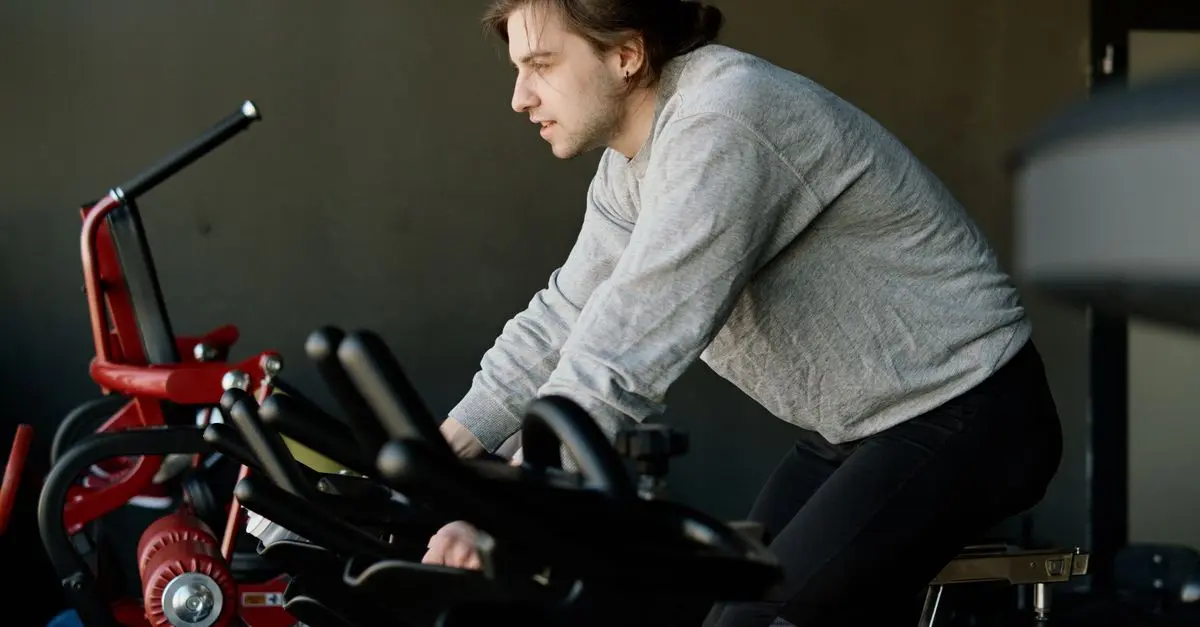 Comparing Indoor vs Outdoor Cycling: Pros and Cons